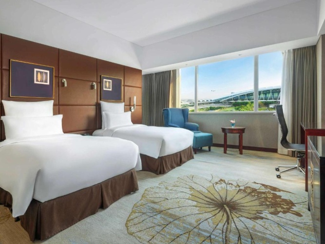 Executive Twin room with airport view