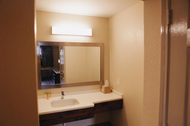 All Seasons Inn & Suites