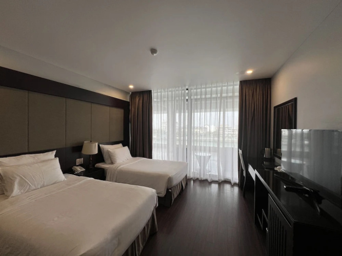 Moon Halo Hotel