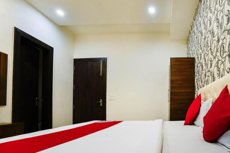 Pop 91505 Airport Hotel