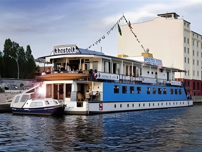 Eastern Comfort - The swimming hostel