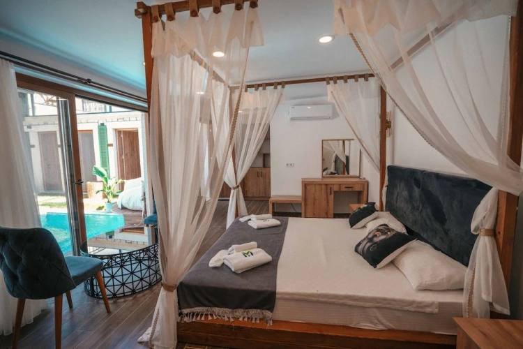 Standard room with pool view