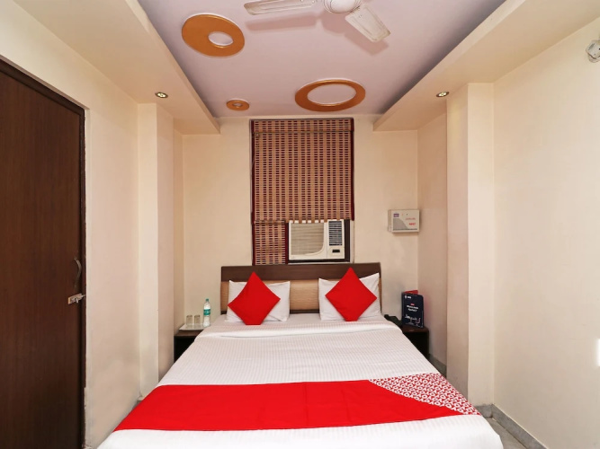OYO 4011 Hotel Travellers Inn