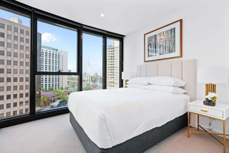 CBD High-rise 1-bed With Pool, Gym & Views