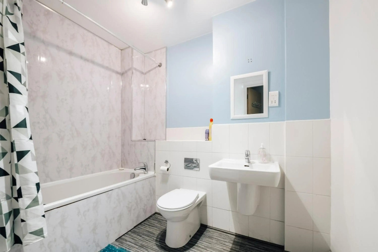 Lloyd St Apartment