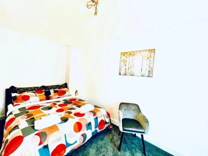 Modern townhouse, Sleeps 4 with parking