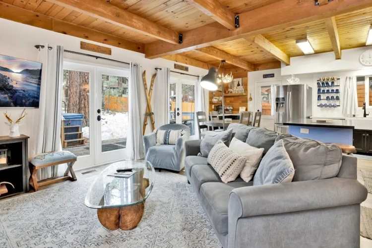 Standard room with balcony and with mountain view