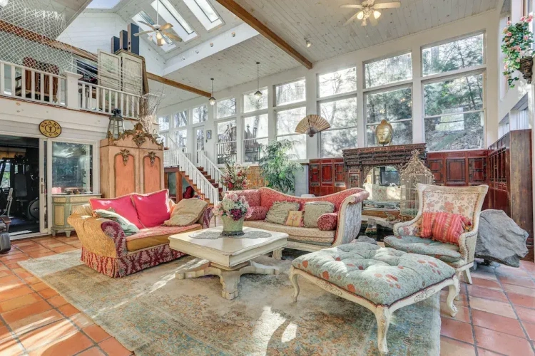 6 Bedrooms Villa