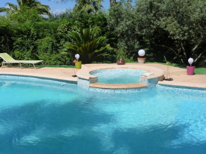 Spacious Villa at Saint-raphael With Jacuzzi