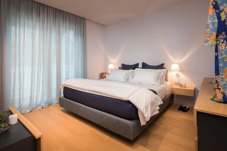 5 Bedrooms Villa