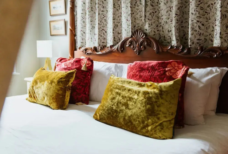 The Suite, 82 Cathedral, Private Parking