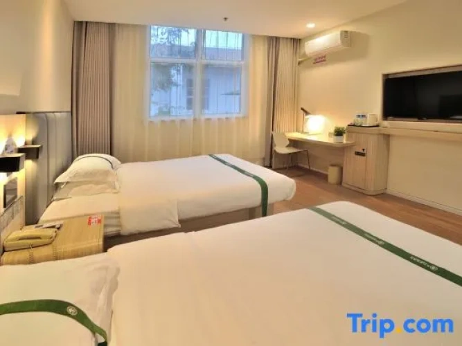Standard Twin room with garden view