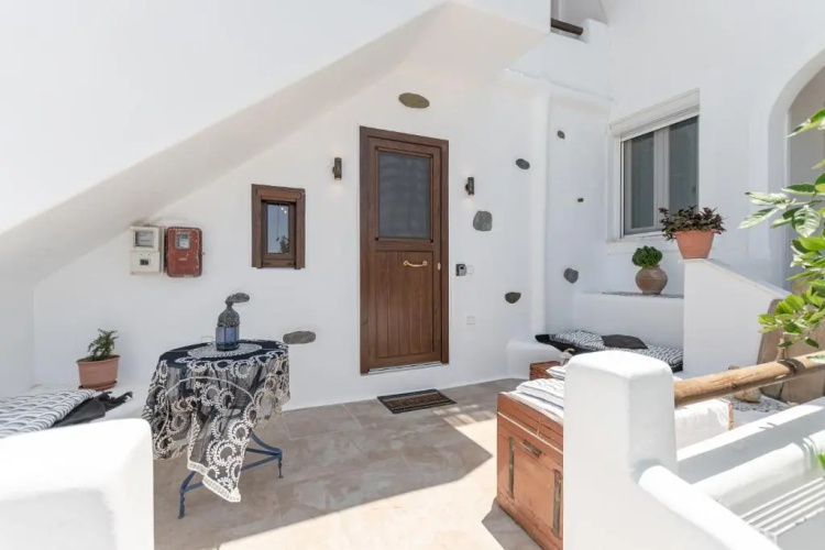 White Luxurious Apartment IΙI