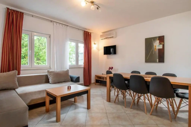 3 Bedrooms Apartment