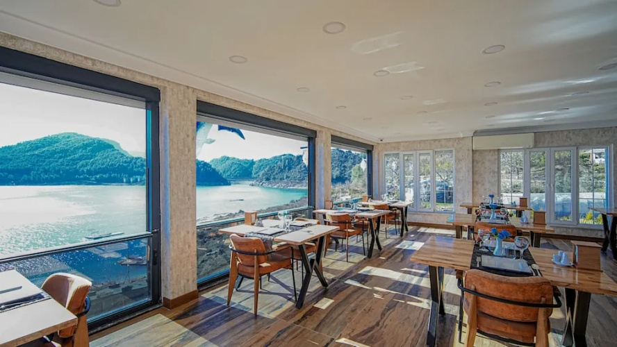 Dolphin Boutique Hotel & Restaurant