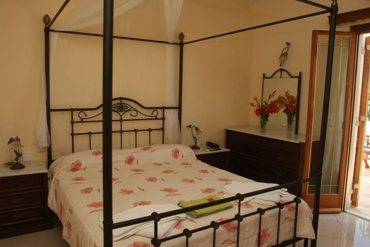 Birikos Hotel & Suites