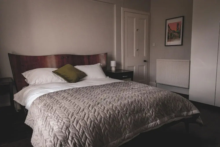 Spacious 4 Bedroom Flat in Stirling