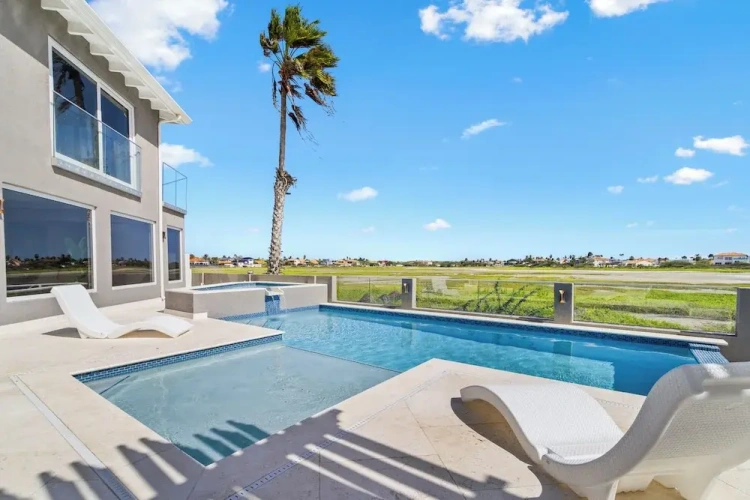 6 Bedrooms Villa