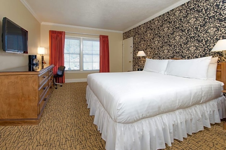 Standard Quadruple room with balcony and with pool view
