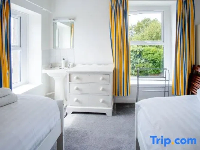 5 Bedrooms Apartment