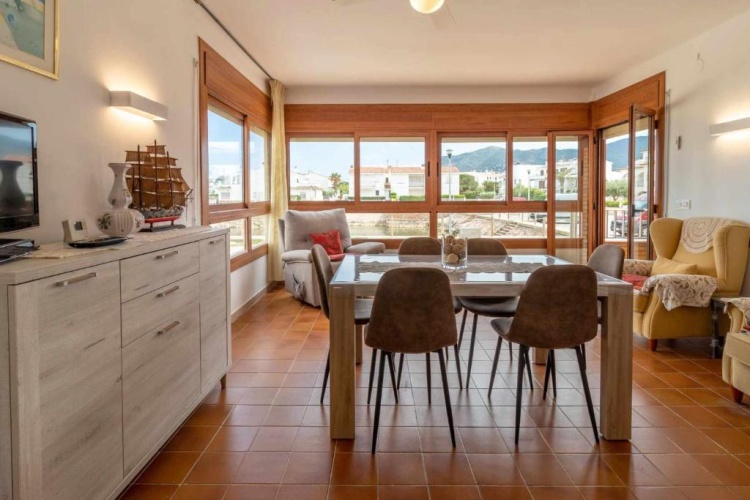 3 Bedrooms Apartment