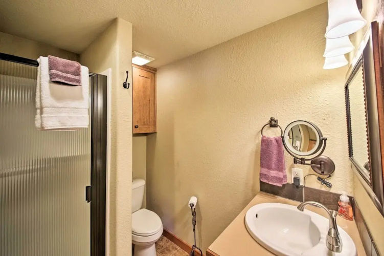 Lake Pend Oreille Condo w/ Porch & Mountain View!