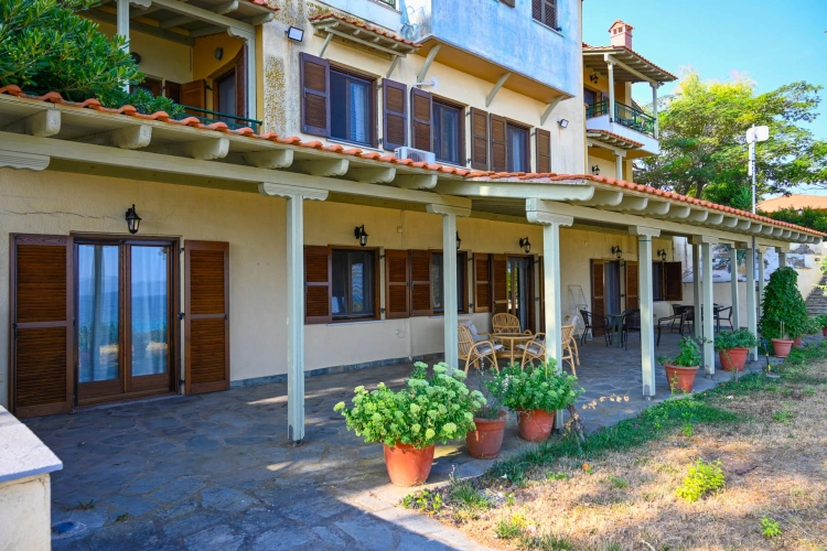 5 Bedrooms Villa seafront