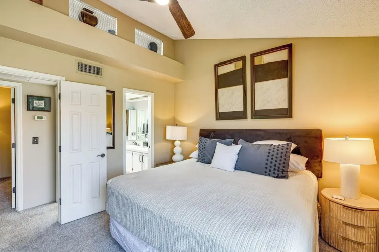 5 Mi to Hiking & Golf: Phoenix Gem w/ Pool Access