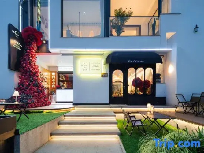 Moon's Hotel