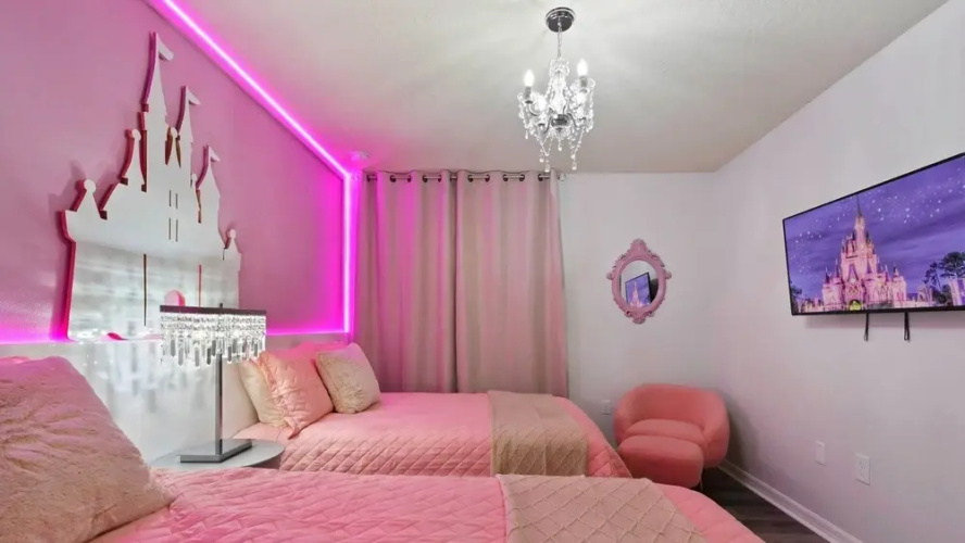 Themed Rooms & Pool in Quiet Neighborhood