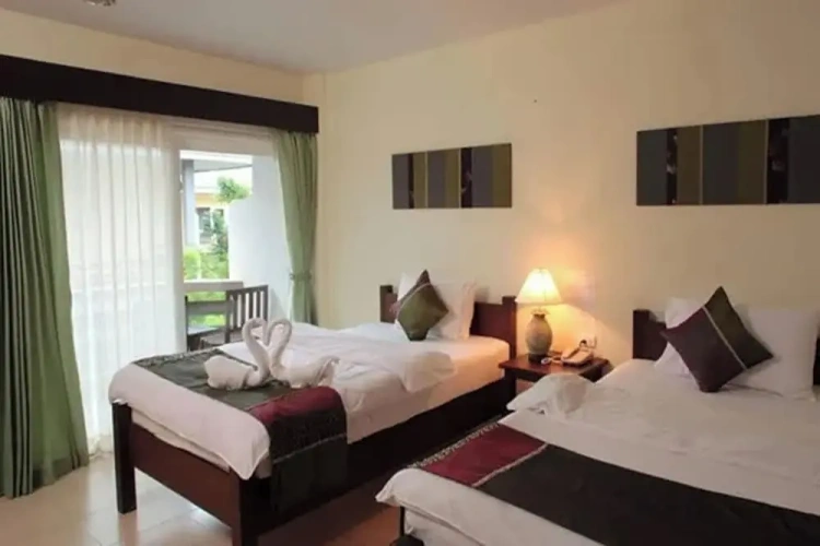 Deluxe Twin room with balcony and with partial sea view