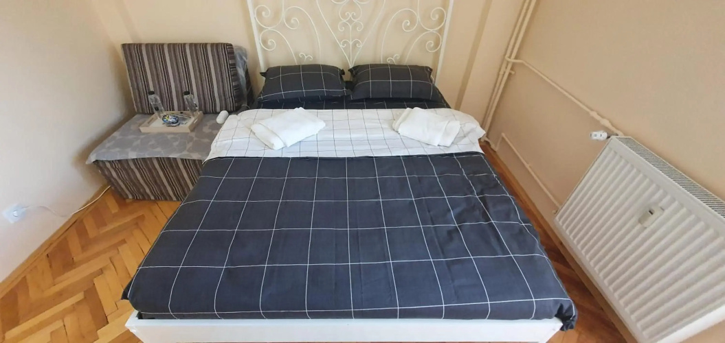 Between Parks - King Bed - Central - Football field