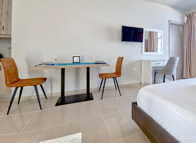 Epipleon Luxury Suites -105- Δωμάτιο 35τμ με βεράντα 35τμ μπροστά στη θάλασσα