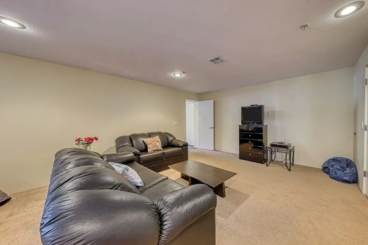 Modern 1BR Mountain View Balcony Steps to Lift