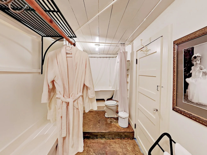 1Br Boutique Studio Historical by RedAwning
