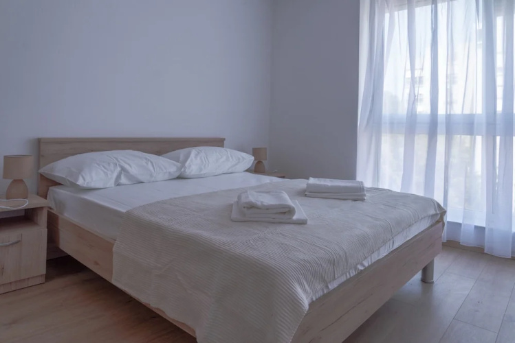 Spacious apt few min Walk to old Town and Beach