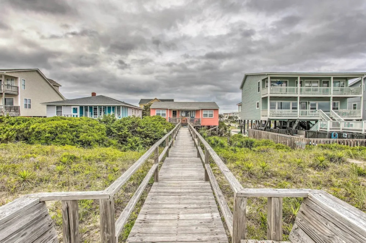 Rustic Beachfront Cottage w/ Deck & Boardwalk