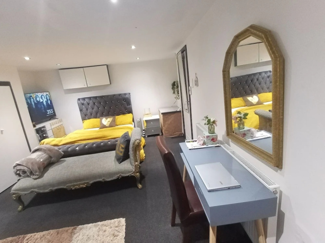 Beautiful En-suite Studio in Leeds -lower Floor