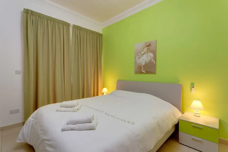 Stunning Seafront Lux Apt wt Pool, Upmarket Area