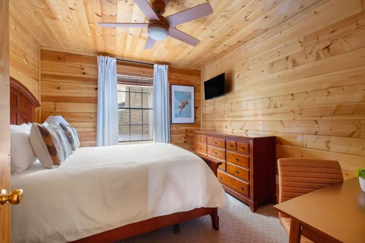 Bears Den Rustic Mountain Hideaway 6 Bedroom Home by Overmoon