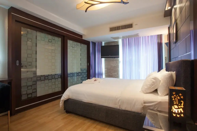 2C - 2 Bedroom Downtown Apartment With Shared Pool