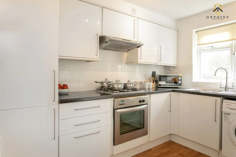 Spacious 6 Bed Home with Parking
