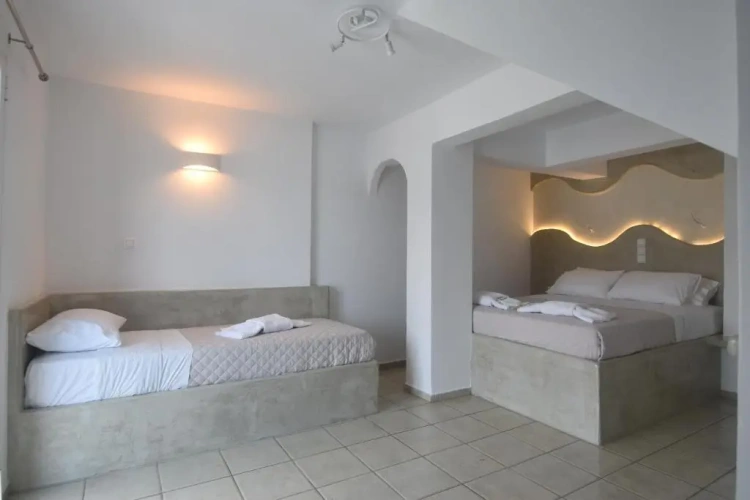 Standard Triple room with sea view