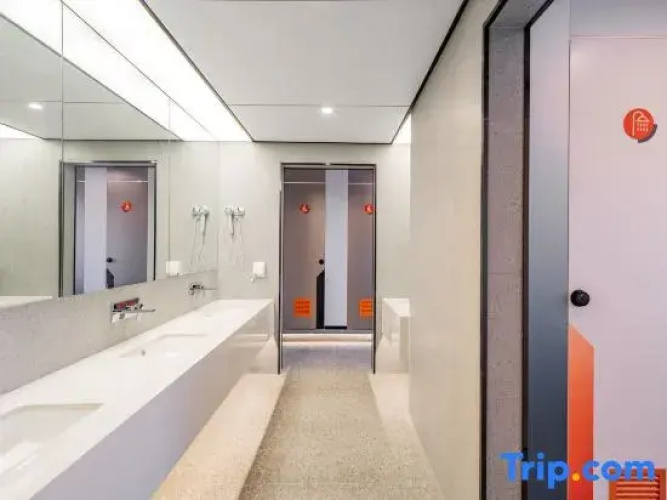 Stay at Xiaoding Hotel (Beijing Heshenghui Pingle Park Metro Station Branch)