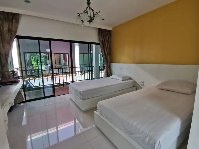 Standard Twin room with pool view