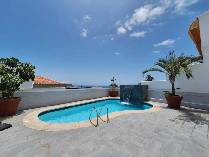 2 Bedrooms Deluxe Suite with pool view
