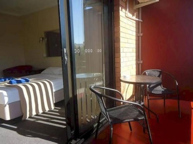 Kingsford Riverside Inn