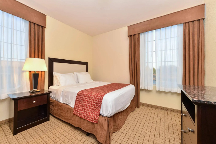 Express Inn & Suites