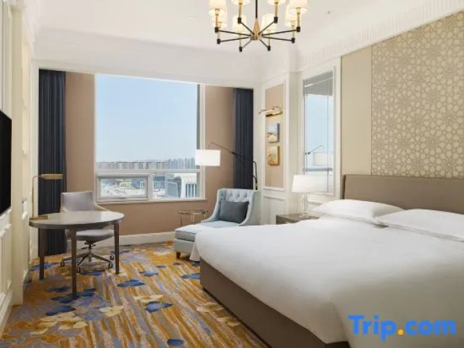 Standard Quadruple Club room with city view