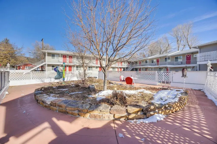 Walk to Attractions: Manitou Springs Studio